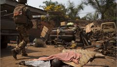 Francouzský voják prochází kolem těla oběti jednoho z posledních útoků poblíž letiště u města Bangui. | na serveru Lidovky.cz | aktuální zprávy