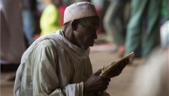 Modlící se mu� p�ed�ítá ver�e z Koránu v jednom z hangáru leti�t� u hlavního m�sta.