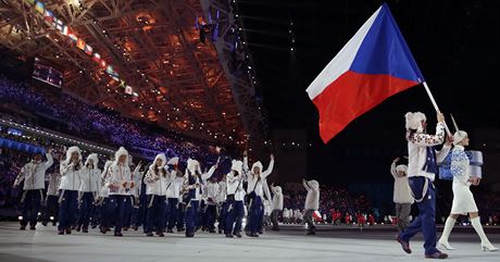 rka Strachov pivd eskou vpravu na slavnostn zahjen XXII. zimnch olympijskch her