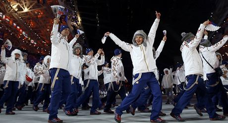 eská výprava pichází na slavnostní zahájení XXII. zimních olympijských her
