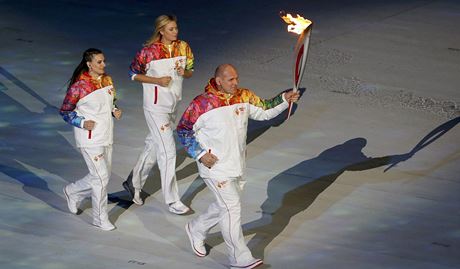 Atletka Jelena Isinbajevov (vlevo), tenistka Maria arapovov a zpasnk Alexandr Karelin s olympijskou pochodn