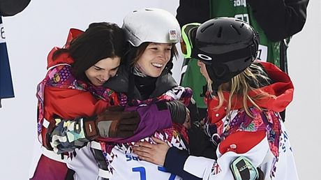 Fotogalerie: Soupeřky utěšují Šárku Pančochovou po pádu ve finále slopestylu