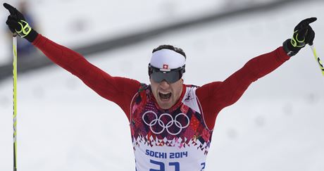 Dario Cologna slaví vítzství v olympijském skiatlonu