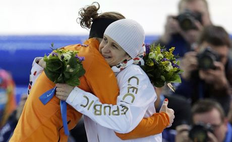 Martina Sáblíková (vpravo) se objímá se svou pemoitelkou Irene Wüstovou