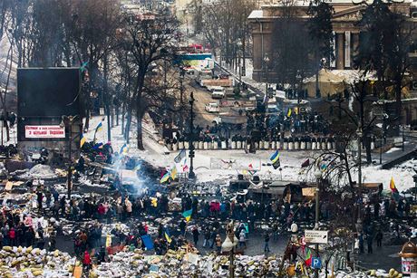Kyjevsk ulice Hruevskho, centrum protivldnch protest. Barikdy demonstrant vs. policejn kordon.