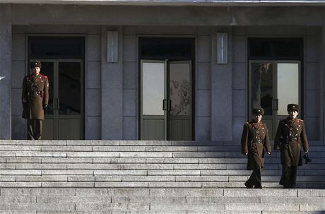 Severokorejtí vojáci na strái v pohraniní vsi Pchanmundom.