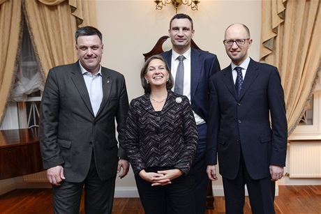 Námstkyn ministra zahranií USA Victorie Nulandová s ukrajinskými opoziními pedáky (zleva Oleh ahnybok, Vitalij Kliko, Arsenij Jaceuk).