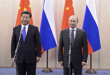 ínský prezident Si in-pching (vlevo) se svým ruským protjkem Vladimirem Putinem.