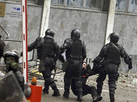 Policie ve mst Tuzla zasahuje proti demonstrantovi.