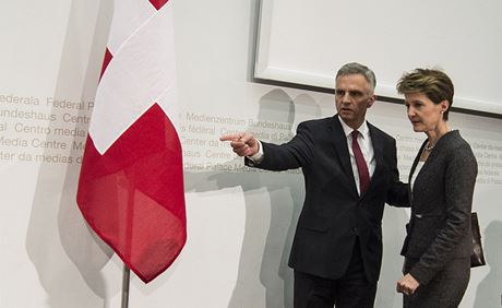 Tisková konference k výsledku výcarského referenda proti pisthovalectví.
