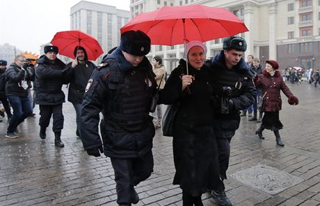 Ruská policie zadrela tyi desítky demonstrant protestujících v centru Moskvy proti odpojování nezávislé televize Do