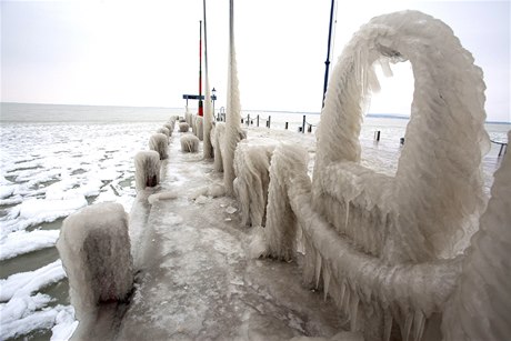 Zamrzlé molo u jezera Balaton v Maďarsku.
