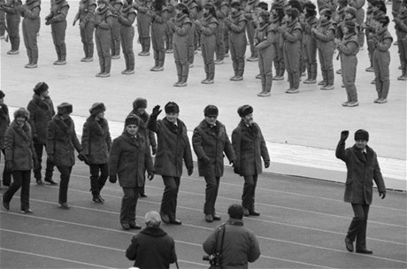 1984 Sarajevo. V jugoslávském Sarajevu byly 8. února slavnostn zahájeny XIV. olympijské hry. eskosloventí olympionici pi slavnostním nástupu.