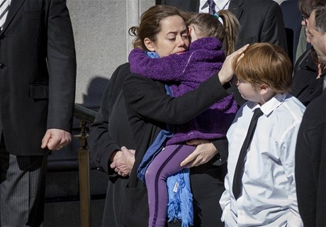Mimi O'Donellová, partnerka zesnulého herce, drí v náruí svou dceru.