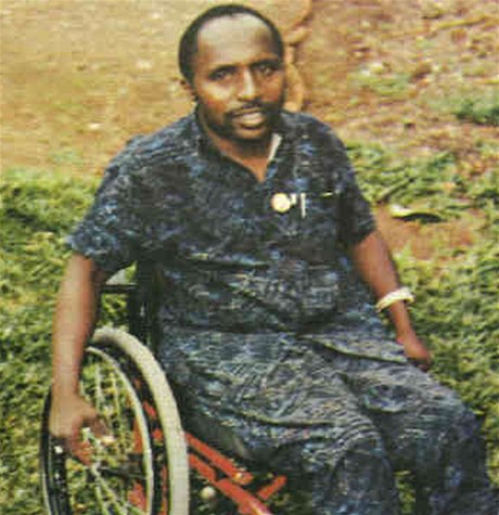 Pascal Simbikangwa. Na vozíku je po autonehod v roce 1986