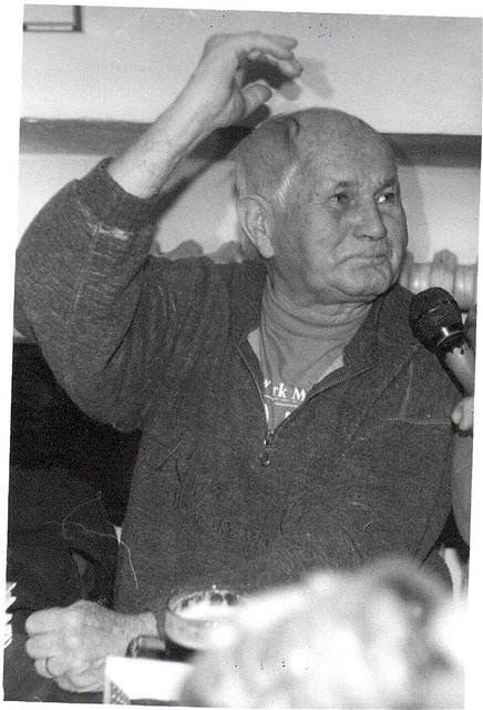 Bohumil Hrabal se svým typickým gestem rukou, U zlatého tygra pi focení do Slovního eských spisovatel 2. 11. 1995
