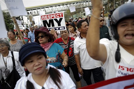 Pi demonstracích v Bangkoku ped volbami vypuklo násilí 