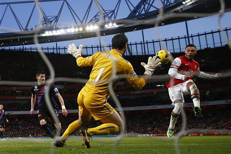 Oxlade-Chamberlain střílí gól do sítě Crystal Palace.