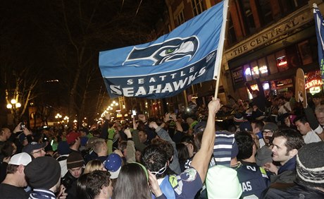 Fanoušci Seahawks slaví v ulicích.