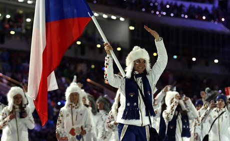 árka Strachová pivádí eskou výpravu na slavnostní zahájení XXII. zimních olympijských her