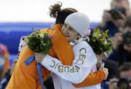 Martina Sáblíková (vpravo) se objímá se svou pemoitelkou Irene Wüstovou