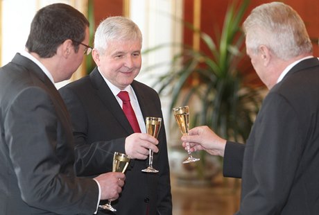 Prezident Milo Zeman jmenoval novým lenem bankovní rady eské národní banky bývalého premiéra Jiího Rusnoka. 