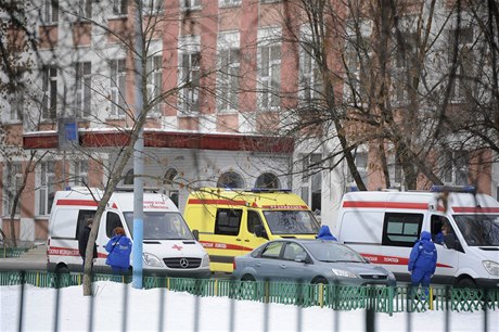 Sanitky ped moskevskou kolou, v jejích prostorách zastelil patnáctiletý student dva lidi.