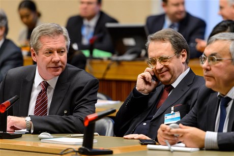 Námstci ruského ministra zahranií Gennadij Gatilov (vlevo) a Michail Bogdanov (uprosted) na mírové konferenci o Sýrii v enev.