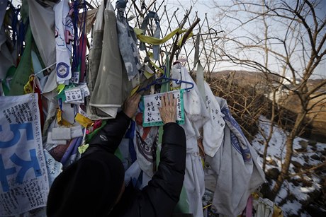 Devadesátiletá Ju Sang-gak je pvodem z KLDR, nyní vak ije v Jiní Koreji. Na ostnatý drát na hranicích obou zemí ví jméno svého bratra, který zstal na severu. 