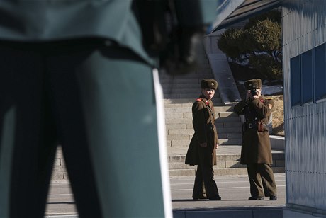 Severokorejtí vojáci v pohraniní vsi Pchanmundom si fotí písluníka jihokorejské armády.
