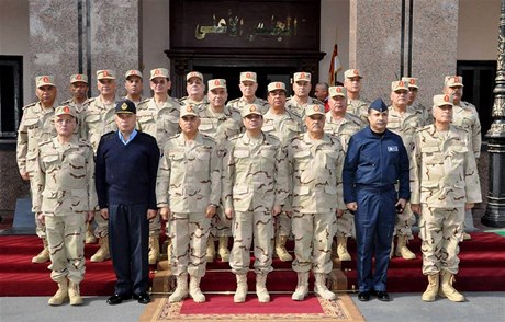 Nejvyí vojenská rada Egypta, generál Abdal Fattáh Sísí dole uprosted.