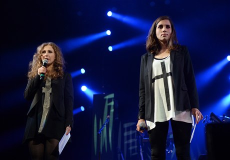 Marija Aljochinová a Nadda Tolokonnikovová na koncert Amnesty International  v New Yorku. 