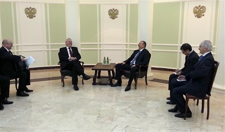 Prezident republiky Milo Zeman (druhý zleva) se seel 7. února v djiti zimních olmpijských her Soi s prezidentem Ázerbajdánské republiky Ilhamem Alijevem (tetí zleva). Vlevo je eský velvyslanec v Rusku Vladimír Remek. 