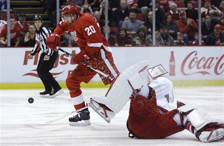Hokejový brankář Michal Neuvirth zastavil v pátečním utkání NHL 42 střel a v závěrečném rozstřelu 6 ze 7 nájezdů, přesto s Washingtonem podlehl v Detroitu 3:4. 