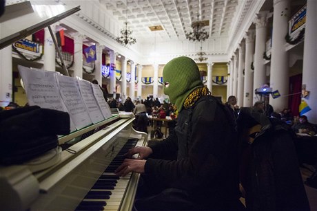Protivládní demonstranty na námstí v centru Kyjeva podporuje i maskovaný mu v erném odvu ve vojenském stylu, který si ale jako zbra zvolil klavír. Jak napsala agentura Reuters, zvolil si pezdívku Pianista-Extremista. 