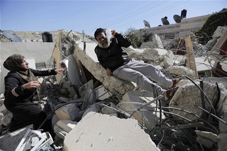 Palestinský mu truchlí na troskách svého obydlí ve východním Jeruzalém. kde dochází k roziování izraelských osad.