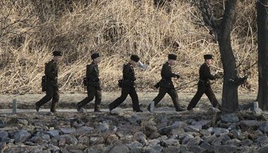 Pslunci severokorejsk armdy na hranici s nou.