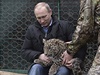 Putin se pomazlil se vzácným levhartem perským