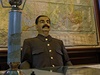 Pracovn stl, u kterho sed Stalinova voskov figurna, je pvodn.