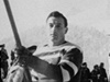 1948 Svatý Moic. Kapitán s. hokejového mustva Vladimír Zábrodský nese s. vlajku bhem slavnostního zahájení, za ním vedoucí profesor Widimský.