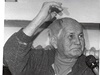 Bohumil Hrabal se svým typickým gestem rukou, U zlatého tygra pi focení do Slovního eských spisovatel 2. 11. 1995