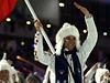 árka Strachová pivádí eskou výpravu na slavnostní zahájení XXII. zimních olympijských her