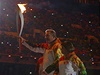 Vladislav Trejak a Irina Rodninová míí s zapálení olympijského ohn