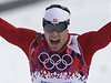 Dario Cologna slaví vítzství v olympijském skiatlonu