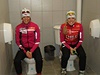 eské biatlonistky Jitka Landová (vlevo) Gabriela Soukalová objevují zvlátnosti zázemí olympijských her v Sochi.
