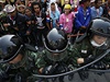 Policisté brání protivládním demonstrantům v přístupu v sídlu vlády.