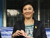 Premiérka u voleb. Thajská premiérka Jinglak inavatrová ped volební místností. Odstoupit nehodlá. 