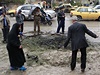 Obyvatelé Bagdádu zkoumají místo bombového atentátu.