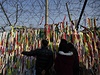 Pohraniní plot je ovený stukami, na n Korejci vypsali svou touhu po míru a optovném shledání se svými blízkými.