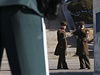 Severokorejtí vojáci v pohraniní vsi Pchanmundom si fotí písluníka jihokorejské armády.